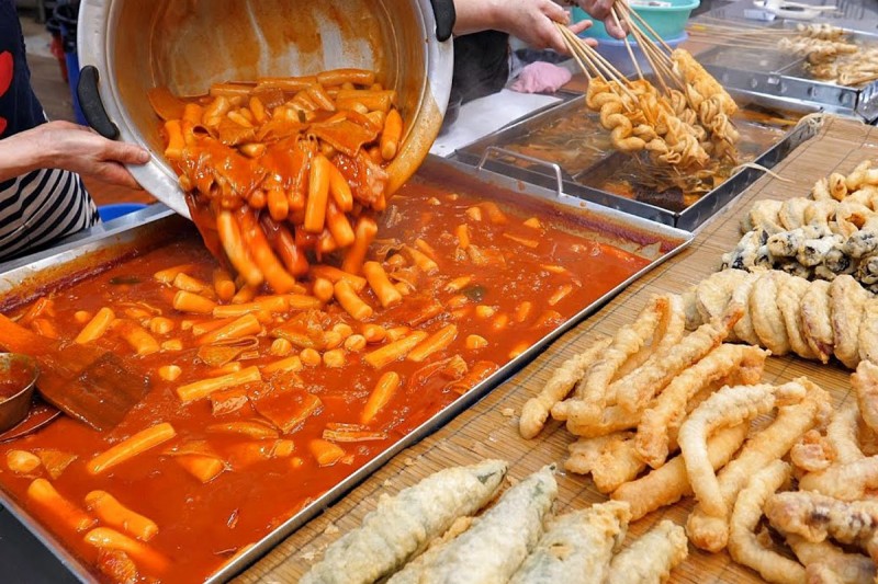 Tteokbokki (떡볶이): Spicy Rice Cakes