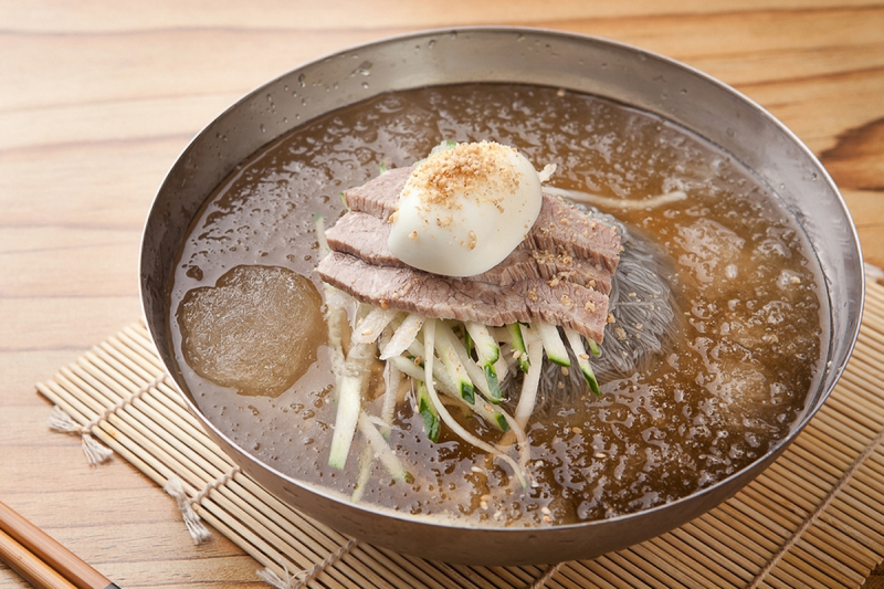 Naengmyeon (냉면)